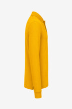 Polo homme manches longues en coton jaune, vue de profil, manches et patte de boutons.