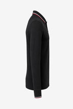 Polo manches longues noir, vue de profil, poignets à liseré rouge et blanc.