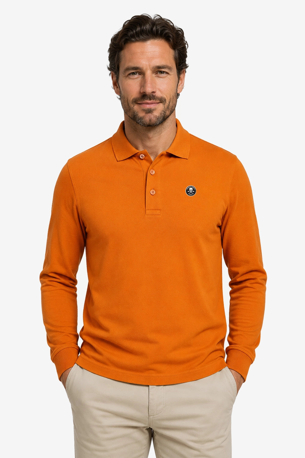 Polo manches longues en coton orange, vue de face, col polo boutonné et logo