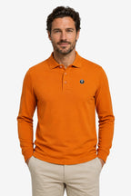 Polo manches longues en coton orange, vue de face, col polo boutonné et logo
