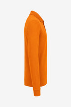 Polo manches longues en coton orange, vue de profil avec manches longues