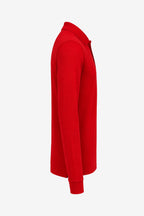 Polo manches longues en coton rouge, vue de profil avec coutures et col polo.