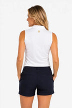 Polo femme sans manches blanc vue dos, col et petit blason brodé
