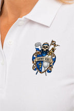 Polo femme sans manches blanc, gros plan blason brodé et patte de boutonnage