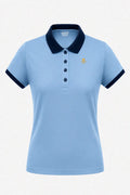 Polo de golf femme bleu ciel, col marine à boutons, logo poitrine discret.