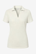 Polo femme beige clair col V, patte boutonnée, manches courtes.