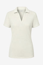 Polo femme beige clair col V, patte boutonnée, manches courtes.