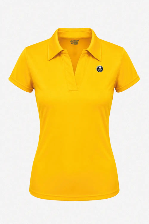 Polo femme jaune à col V, manches courtes, écusson rond sur la poitrine.