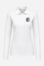 Polo manches longues femme blanc, col boutonné et blason brodé sur la poitrine.