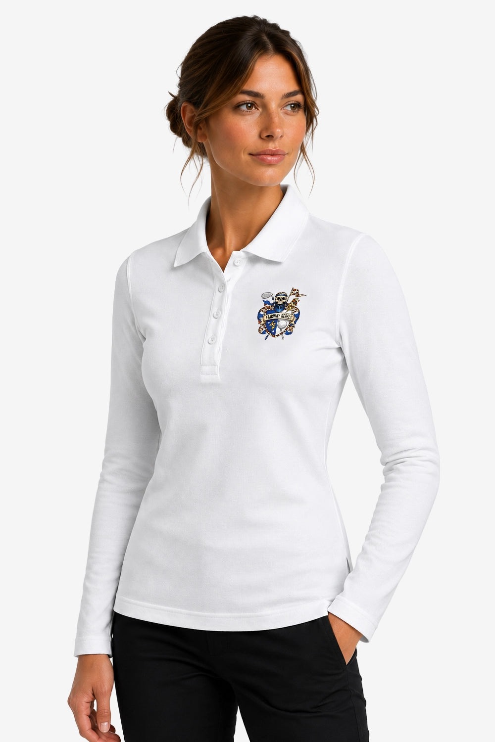 Polo manches longues femme blanc cintré, col à boutons et blason sur la poitrine.
