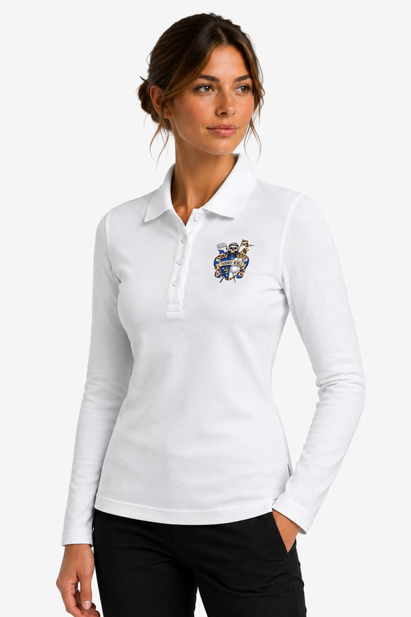 Polo manches longues femme blanc cintré, col à boutons et blason sur la poitrine.
