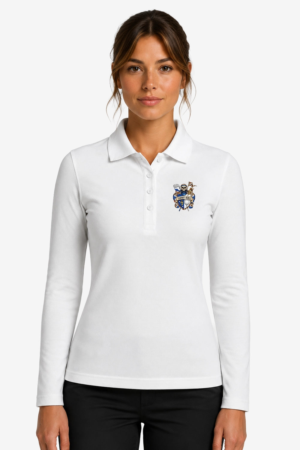 Polo manches longues femme blanc, manches longues ajustées et blason brodé sur la poitrine.