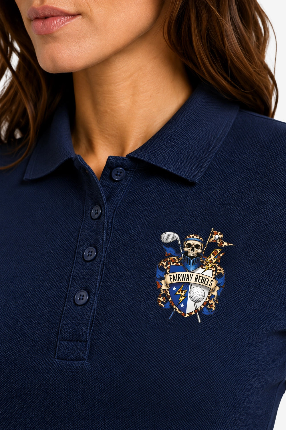 Polo manches longues femme bleu marine, col boutonné et blason brodé sur le cœur.