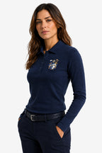 Polo manches longues femme bleu marine cintré, col à boutons et blason brodé.
