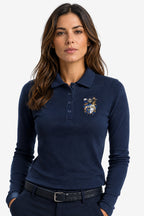 Polo manches longues femme bleu marine, col à boutons et blason brodé sur la poitrine.