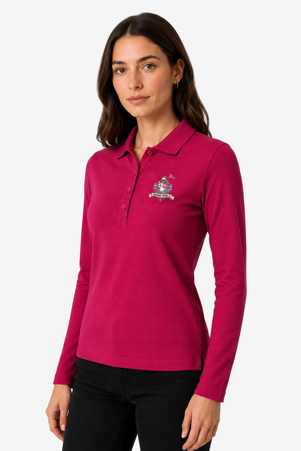 Polo de golf femme manches longues fuchsia, face 3/4, col boutonné et écusson poitrine.