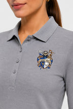 Polo femme manches longues gris, col et patte boutonnée, écusson sur la poitrine