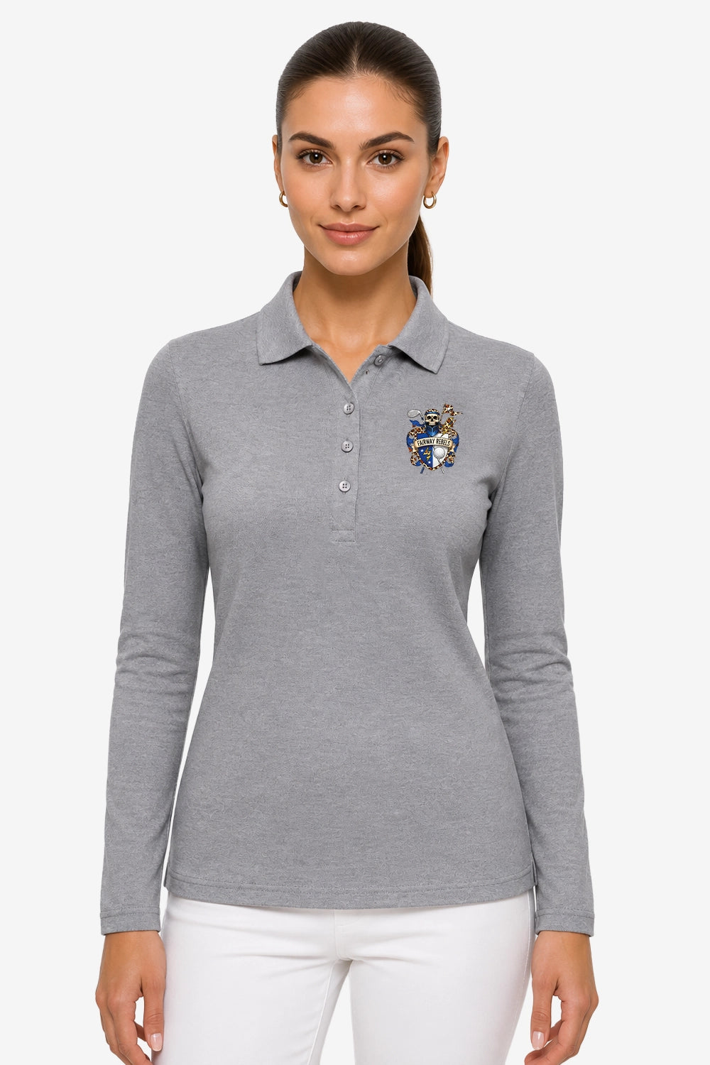 Polo femme manches longues gris, col boutonné et écusson poitrine, modèle sur mannequin