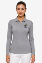 Polo femme manches longues gris, col boutonné et écusson poitrine, modèle sur mannequin