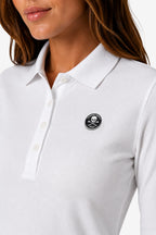 Polo manches longues femme en coton blanc, col boutonné et écusson poitrine.