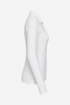 Polo manches longues blanc, vue de profil, col et patte boutonnée, coupe près du corps
