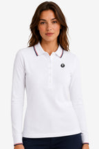 Polo manches longues blanc, col liseré tricolore, patte boutonnée et logo sur la poitrine.