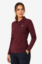 Polo manches longues femme coton bordeaux, vue de face, col boutonné et logo.
