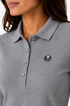 Polo manches longues coton gris, col boutonné et écusson logo poitrine