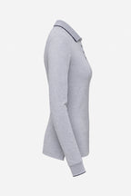 Polo femme manches longues en coton gris chiné, coupe près du corps, manches droites.