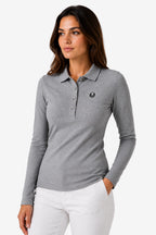 Polo manches longues coton gris, col en pointe et patte de boutons, porté