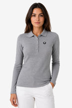 Polo manches longues gris pour femme en coton, col boutonné et écusson poitrine.