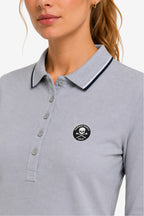 Polo femme en coton gris chiné, col contrasté et écusson poitrine rond.