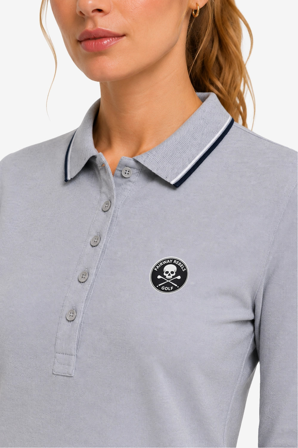 Polo femme en coton gris chiné, col contrasté et écusson poitrine rond.