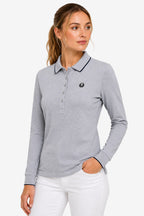 Polo femme manches longues en coton gris chiné, boutonnage devant et écusson poitrine.