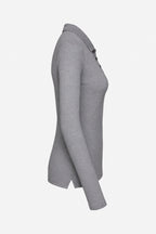 Polo femme manches longues gris, vue de côté, tissu lisse et coupe ajustée