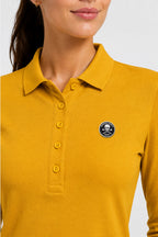 Polo manches longues femme coton jaune, col boutonné et écusson sur la poitrine.