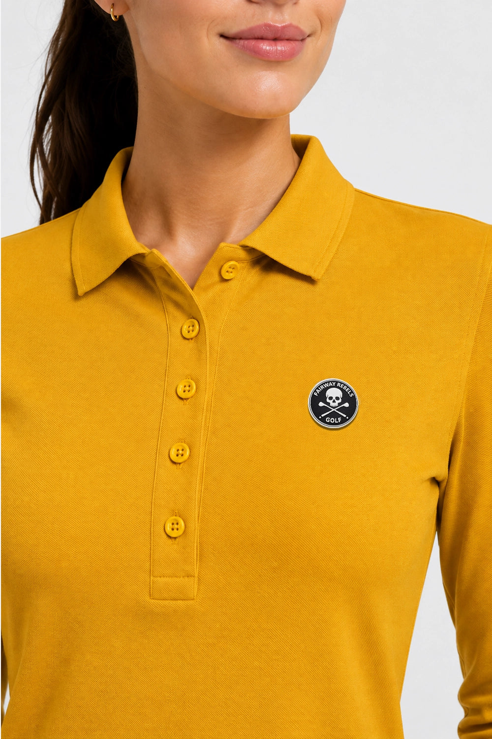 Polo manches longues femme coton jaune, col boutonné et écusson sur la poitrine.