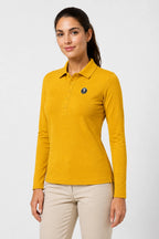 Polo manches longues femme en coton jaune, col polo boutonné et écusson poitrine.