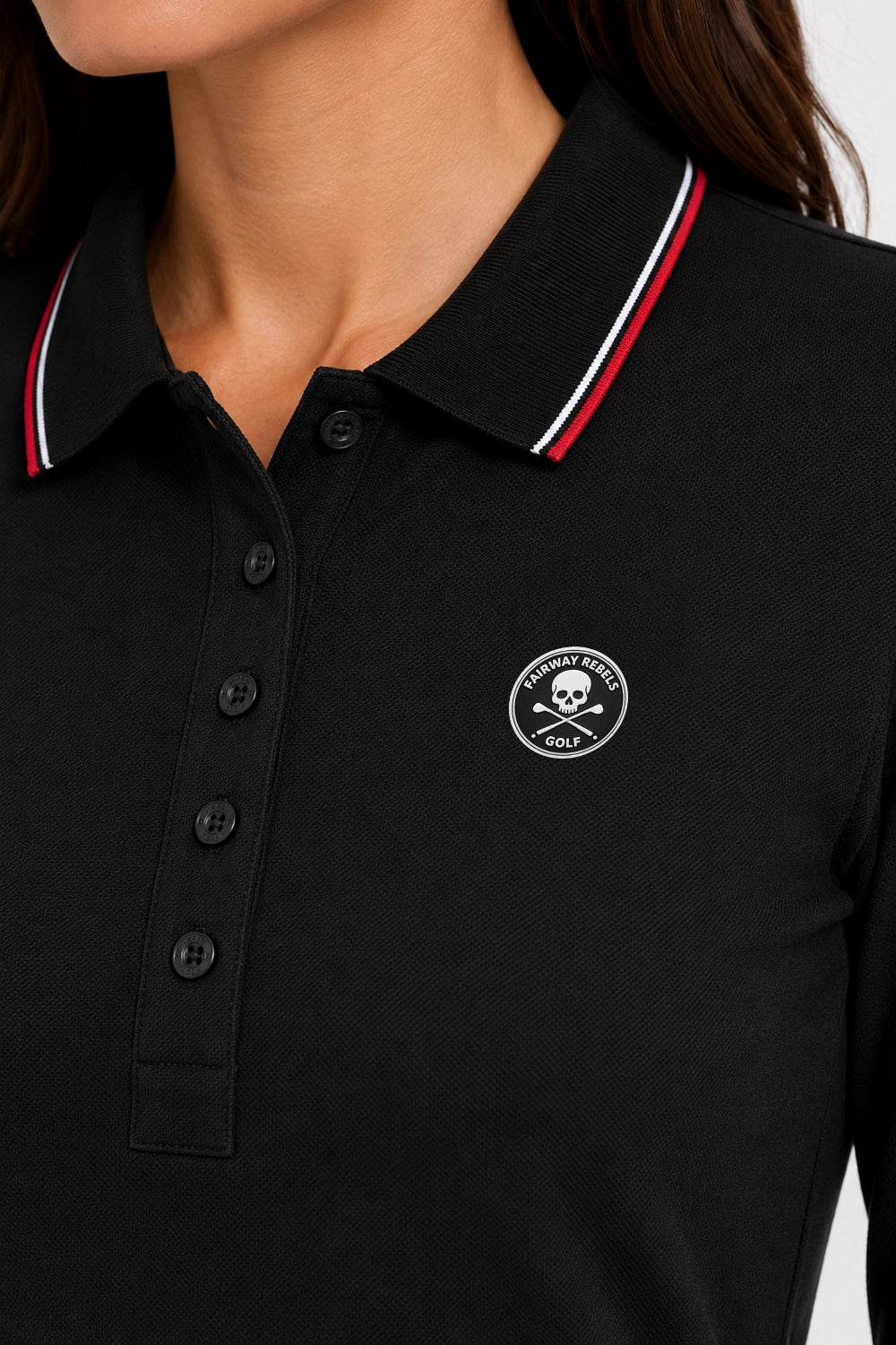 Détail polo coton noir : col rayé rouge, boutons, écusson rond sur la poitrine.