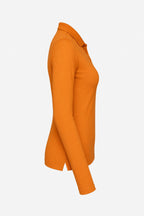 Polo golf femme manches longues en coton orange, vue de profil latéral, col et patte