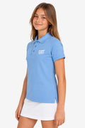 Polo technique fille bleu ciel, vue de profil, logo poitrine, col polo boutonné.