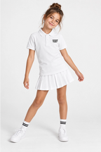 Polo blanc en coton pour fille, col polo et logo poitrine, jupe évasée, manches courtes.