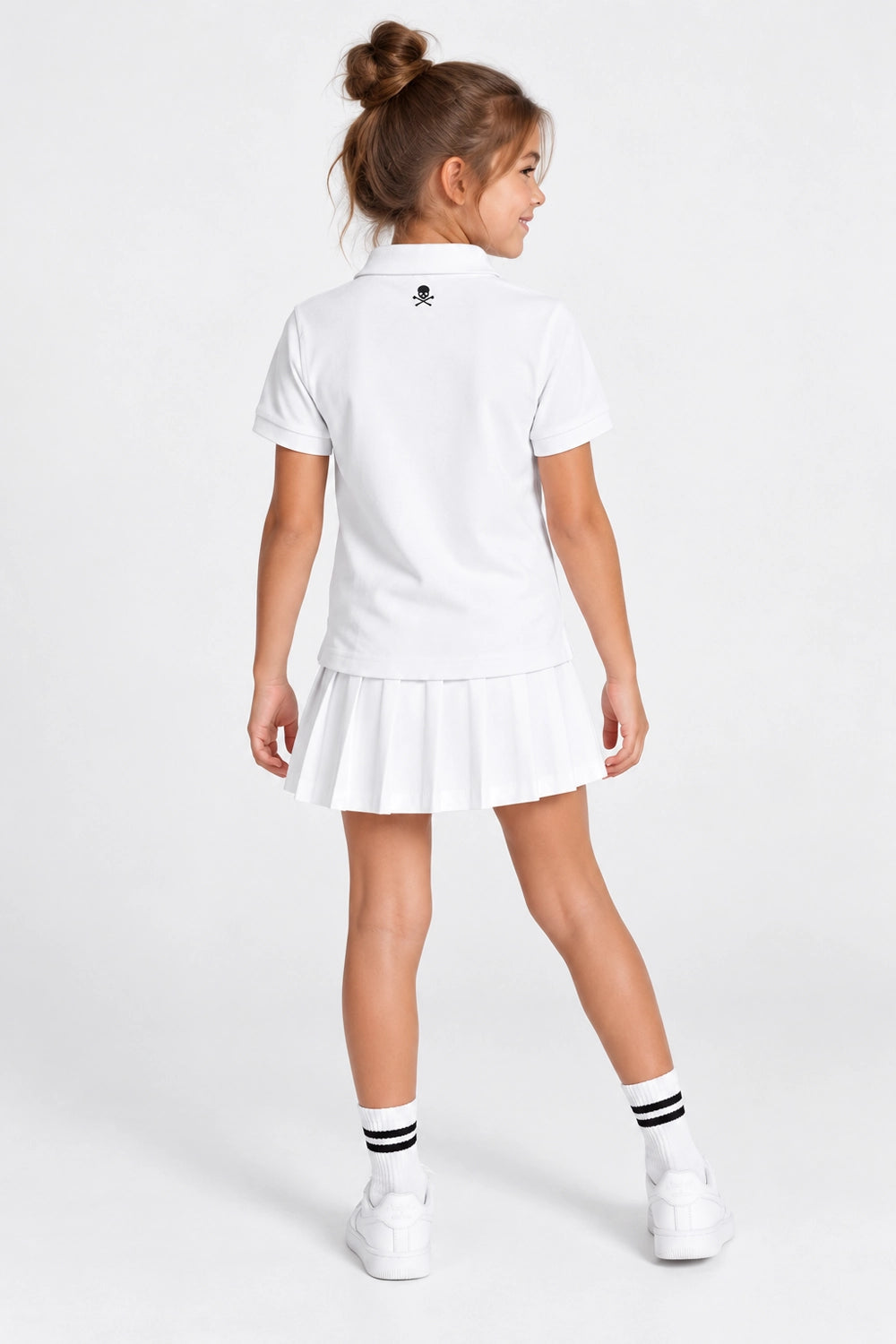 Polo blanc en coton pour fille avec jupe plissée, vue de dos, logo au haut du dos.