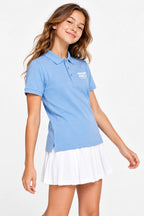 Polo fille bleu ciel en coton, manches courtes, col boutonné et petit logo poitrine