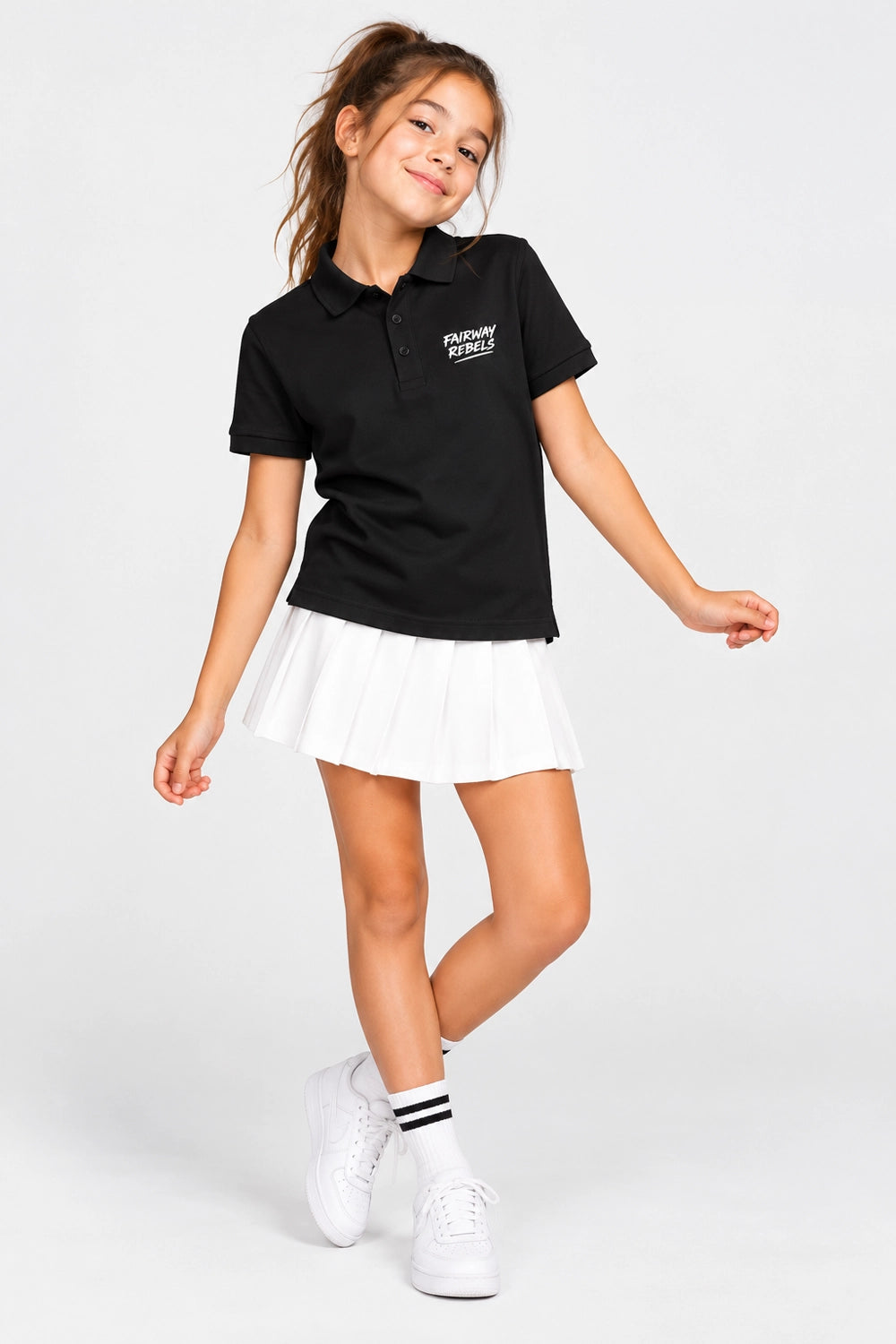 Polo fille noir en coton, col boutonné, logo sur la poitrine, avec jupe blanche plissée