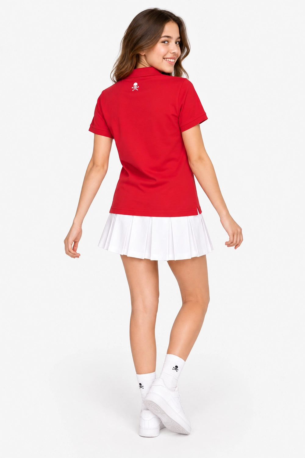 Polo fille coton rouge, col et patte boutonnée, petit logo dos; jupe blanche plissée