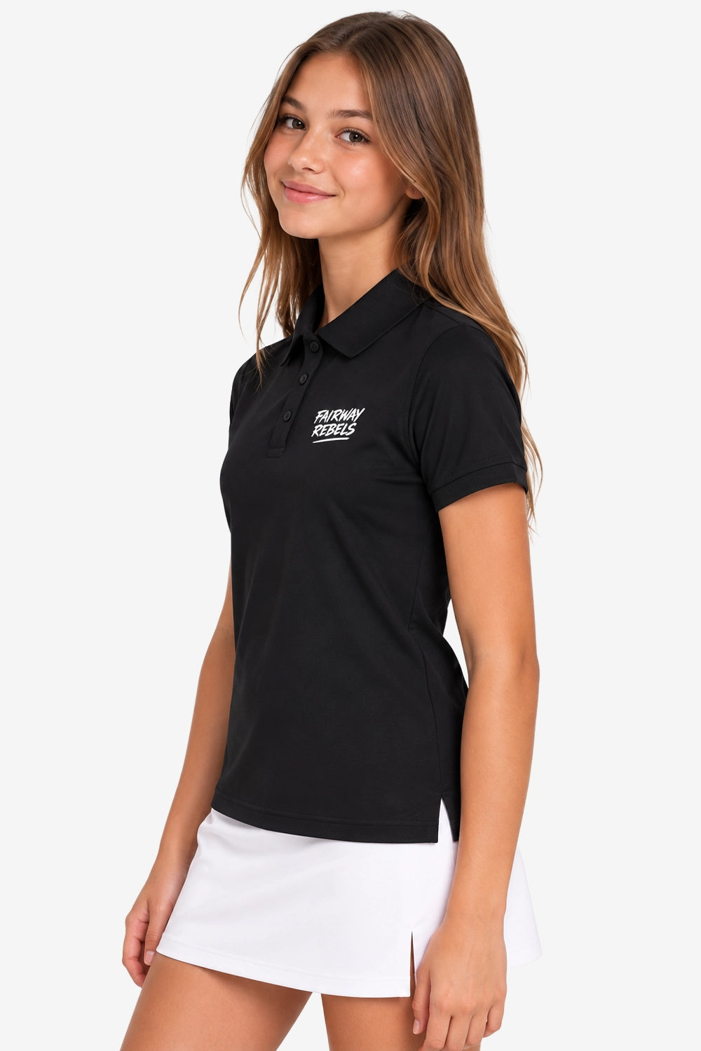 Polo technique noir fille, porté, col polo et patte boutonnée, logo discret sur la poitrine.