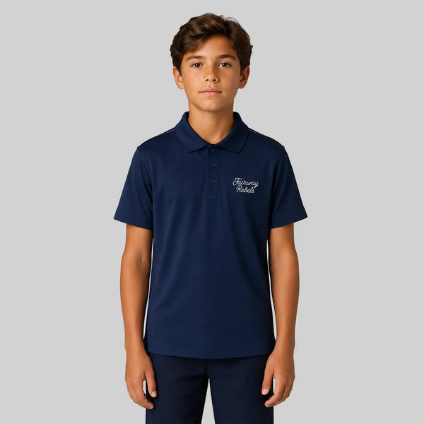 Polo technique garçon bleu marine porté, col polo à boutons, logo poitrine, manches courtes