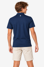Polo technique de golf garçon bleu marine, dos uni, col et patte boutonnée, manches courtes.