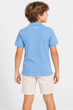 Polo garçon bleu ciel en coton, col et patte boutonnée, logo au dos